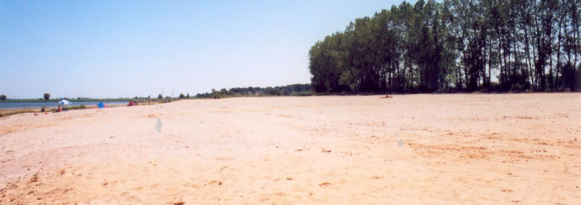 Gleich neben dem Fischereihafen Freest ist der Strand am Peenestrom mit Blick auf die Insel Usedom, © Tourismusverband Vorpommern e. V.