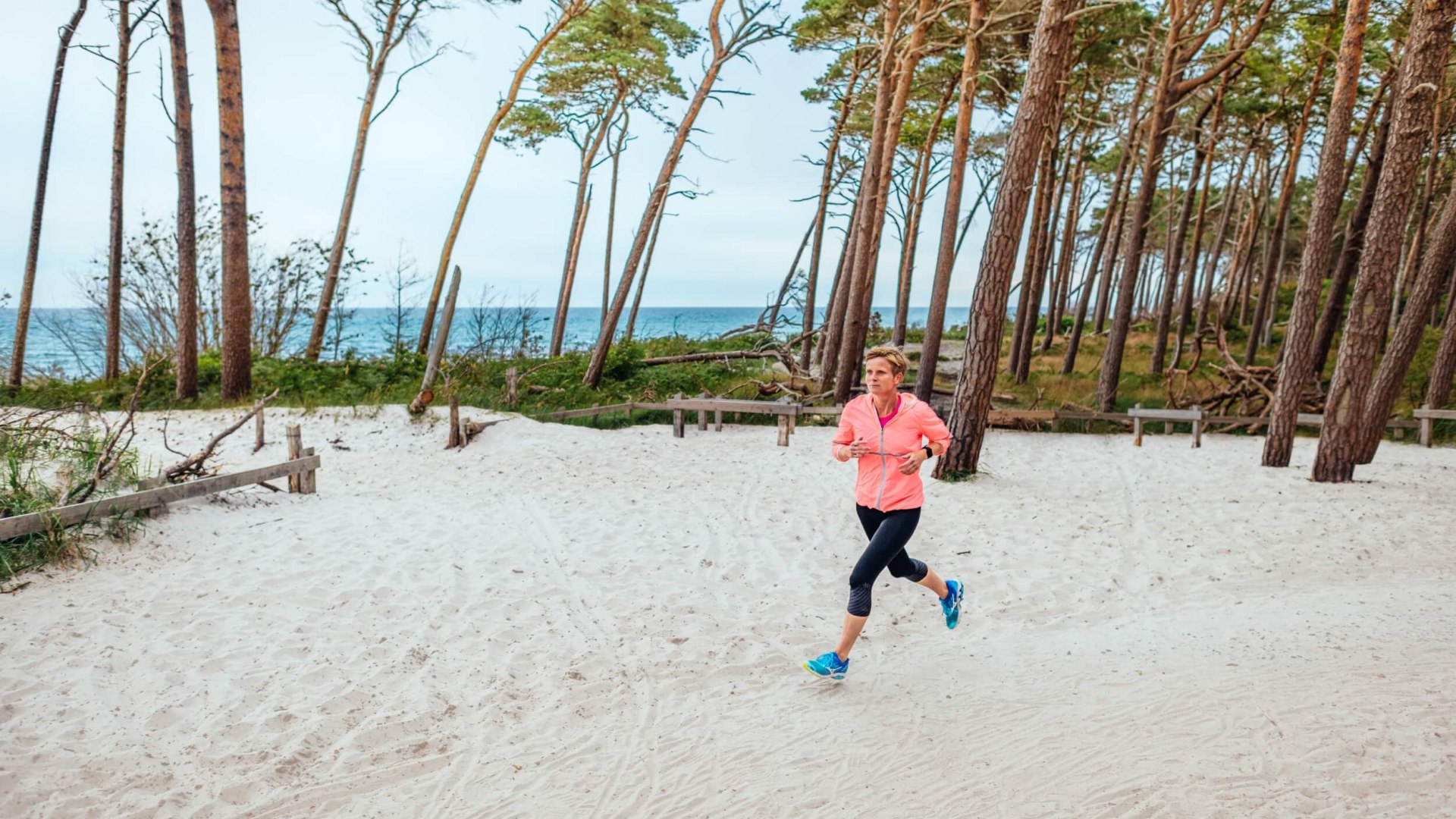 Anne auf ihrer Laufstrecke am Darßer Weststrand, © TMV/Tiemann