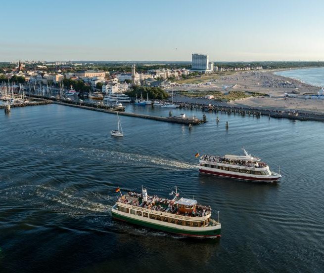 Ostsee vor Warnemünde mit Blick auf den Strand und Hotel NEPTUN, © Hotel NEPTUN