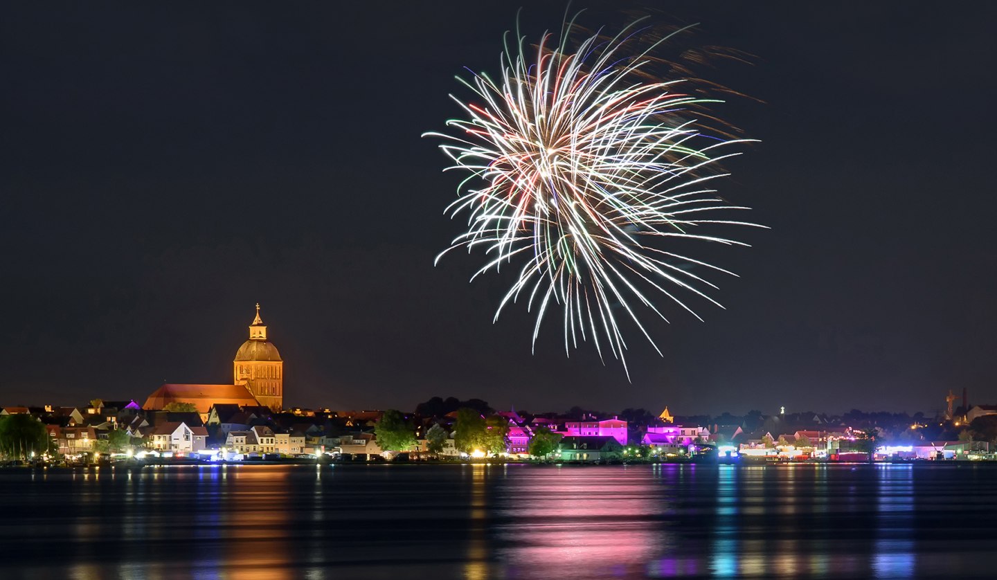 Feuerwerk, © Bernsteinstadt Ribnitz-Damgarten