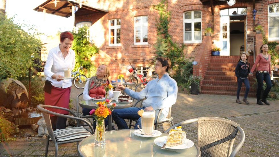 Gäste im Freien beim Kaffeetrinken, © TMV/Foto@Andreas-Duerst.de