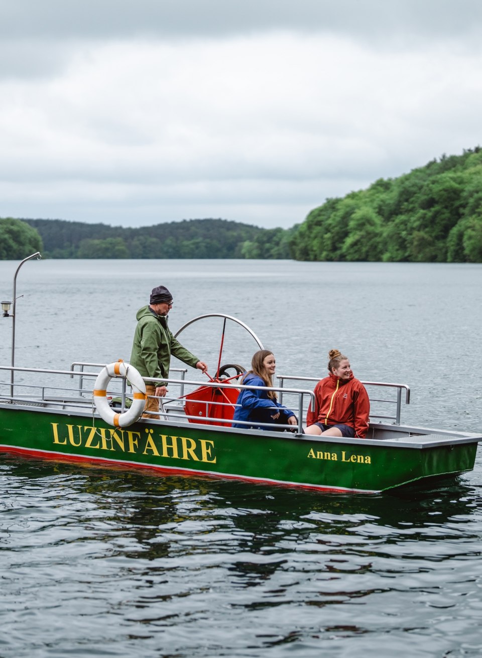 Fährmann Tom bringt schon seit Jahrzehnten Wanderer über den Schmalen Luzin, auch Marie und Linda. Die handbetriebene Seilfähre ist eine der letzten in Europa., © TMV/Gross