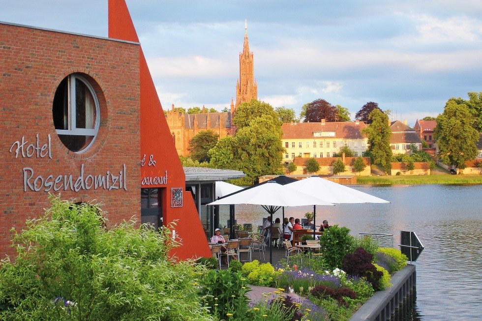 Momente voller Genuss vor malerischem Malchower Ambiente, © Hotel Rosendomizil, Malchow