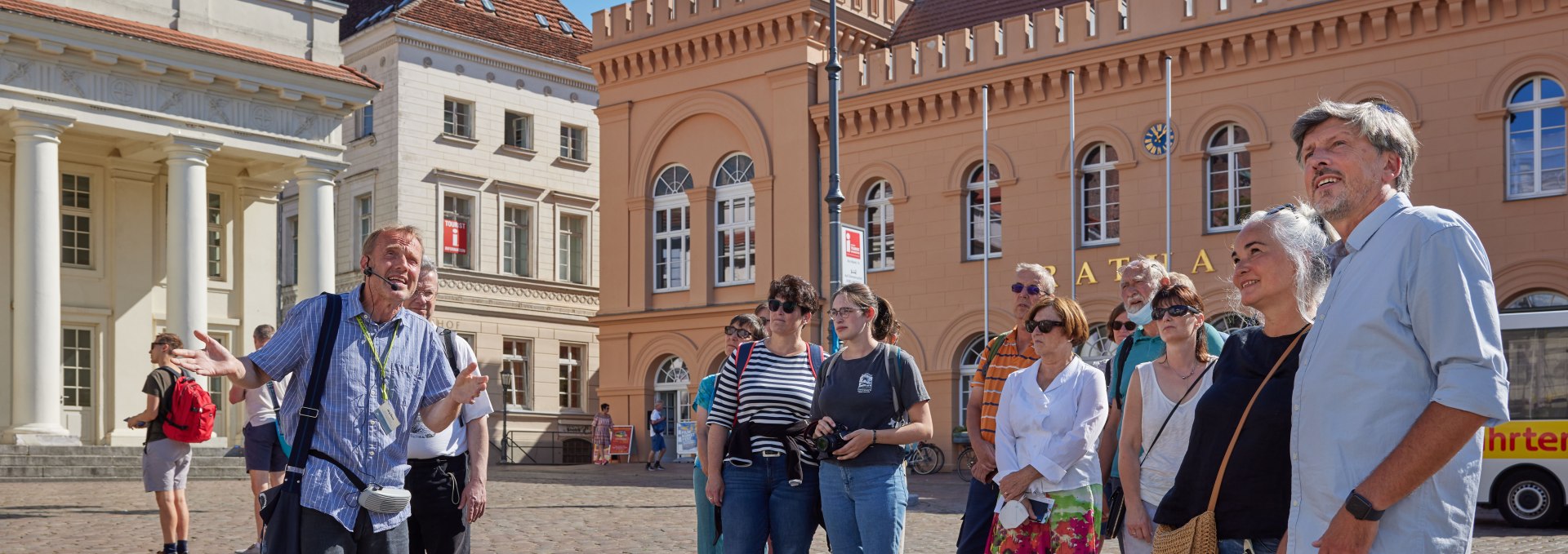 Stadtführung, Am Markt - im Hintergrund das Säulengebäude und das historische Rathaus., © Stadtmarketing Schwerin, Oliver Borchert