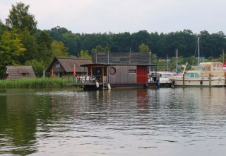 Ein Hausboot steht auf dem Heidensee in Schwerin. Der Heidensee liegt zwischen dem Schweriner See und dem Ziegelsee., © TMV/Sebastian Hugo Witzel