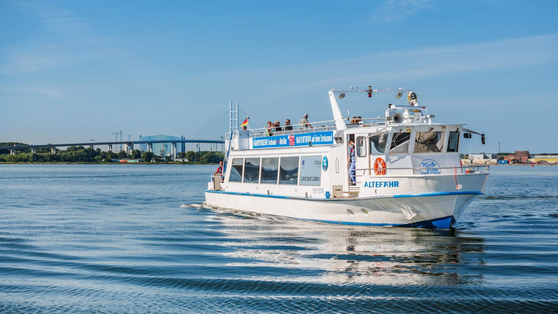 Die Anreise per Fähre über den Strelasund bringt Besucher in schönste Entdeckerlaune., © TMV/Tiemann