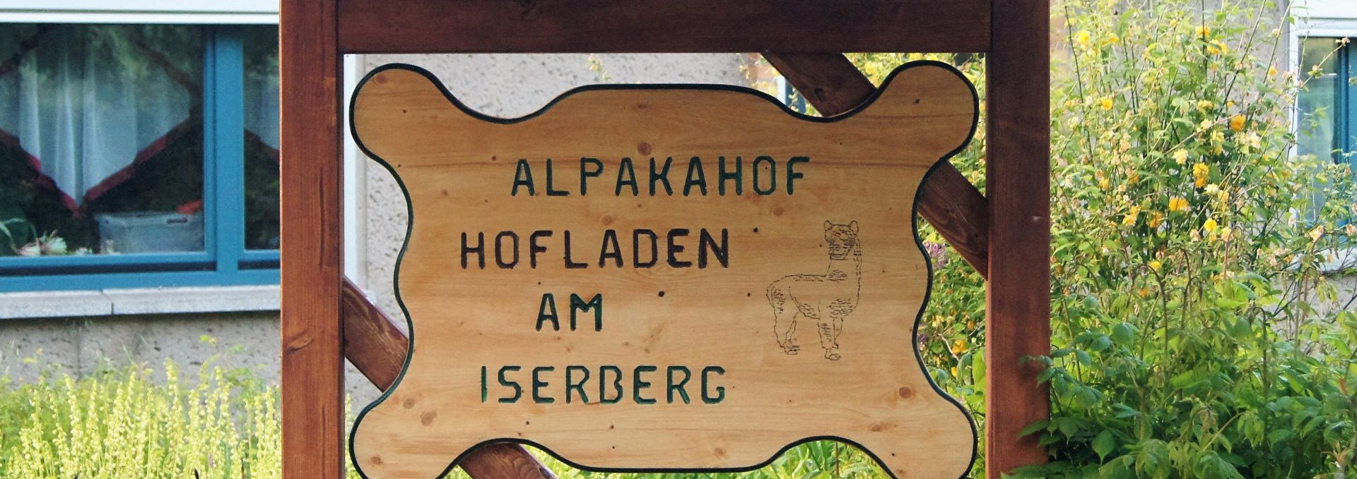 Unser Hof-Schild- gebaut von einer Einrichtung für psychisch Kranke und behinderte Menschen., © Marco Holter