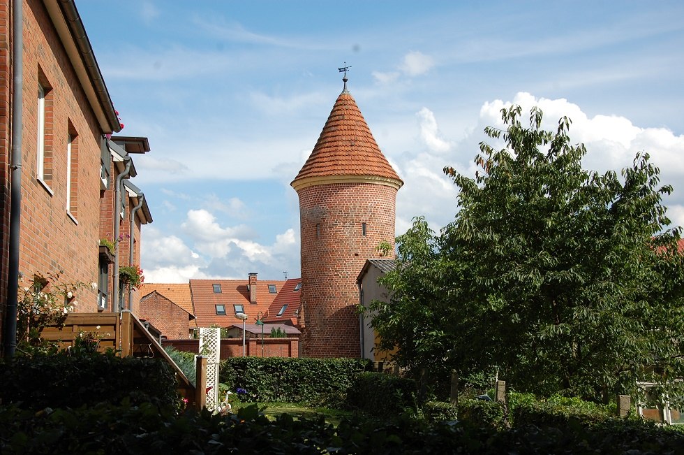 Der runde Backsteinturm ist Teil der mittelalterlichen Befestigungsanlage., © Gabriele Skorupski