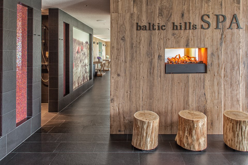 baltic hills SPA mit 3 verschiedenen Saunen, Massage- und Behandlungsräumen, großem beheiztem Außenpool, Ruheraum und Liegewiese mit Strandkörben, © Dorint GmbH