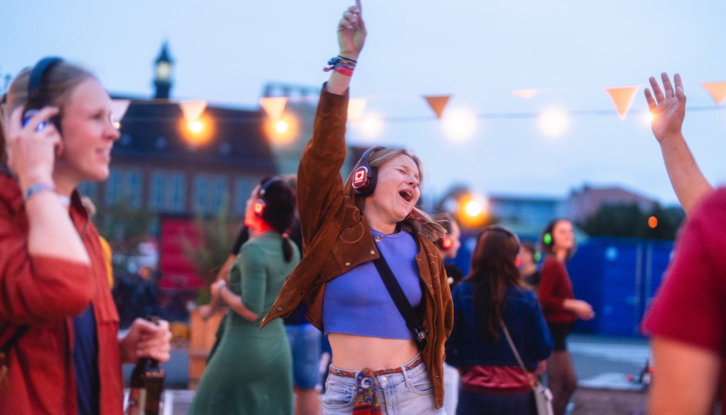 Summervibes pur: Dank ihrer Nähe zur Ostsee weht in der Universitätsstadt Rostock auch im Sommer eine angenehme Brise. Der perfekte Sommertag mit reichlich Hafenflair.