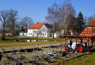 Blick auf die denkmalgeschützte Gutshofanlage Thünen-Museum-Tellow mit Thünen-Pogge-Begegnungsstätte, Guts- und Gärtnerhaus, © Ulrich Meyn