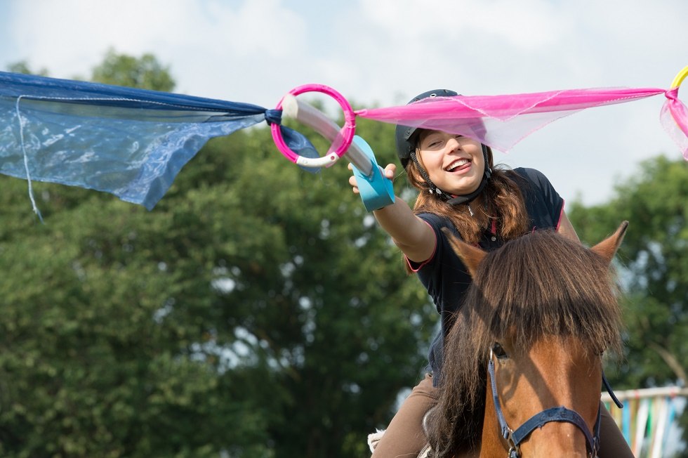 Reiten und Merr: Spielen mit und auf dem Pferd fördert die Geschicklichkeit, macht Spaß und sorgt für gute Laune., © TMV/Hafemann