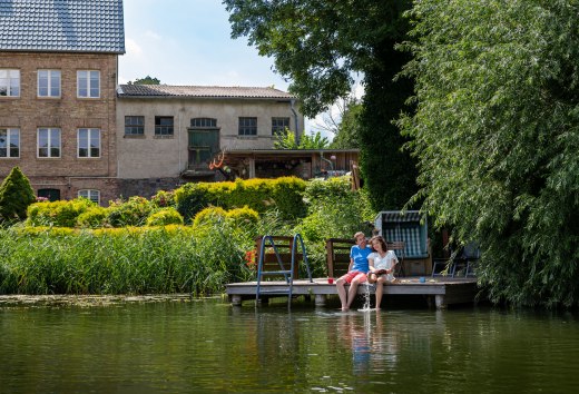 Landurlaub in der Mecklenburgischen Seenplatte: In der Natur ausspannen – das Haus am Gadowsee in Comthurey hat sogar einen eigenen Badesteg. , © TMV/Tiemann