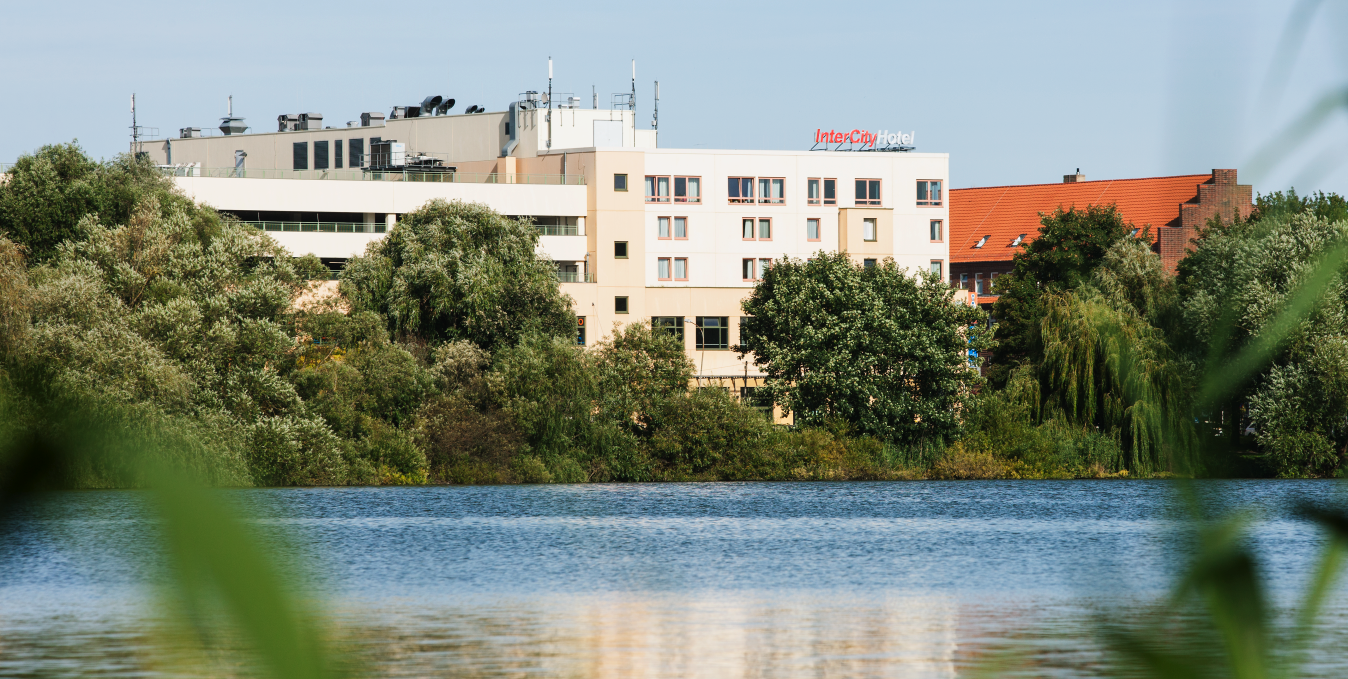 Außenansicht über den Knieperteich., © IntercityHotel Stralsund