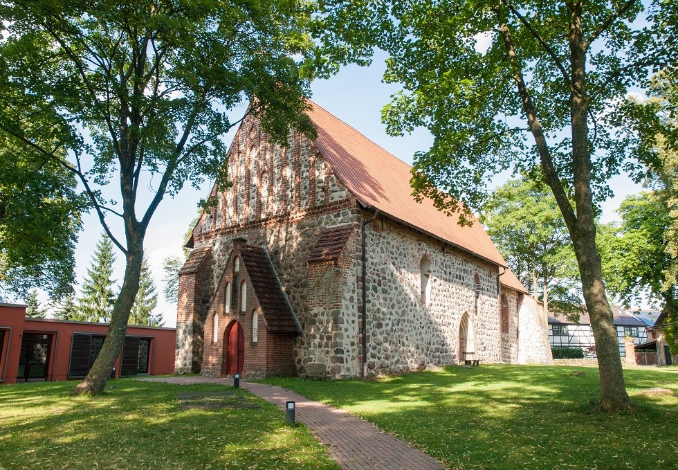 Kirche Vilz seitlich von vorne mit modernem Anbau, © Frank Burger