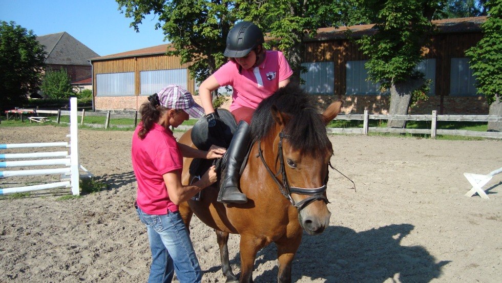 Bei der reittherapeutischen Begegnung mit dem Pferd erfahren beeinträchtigte Kinder und Erwachsene die Nähe zum Pferd, © Reit- und Fahrverein Obermützkow e.V.