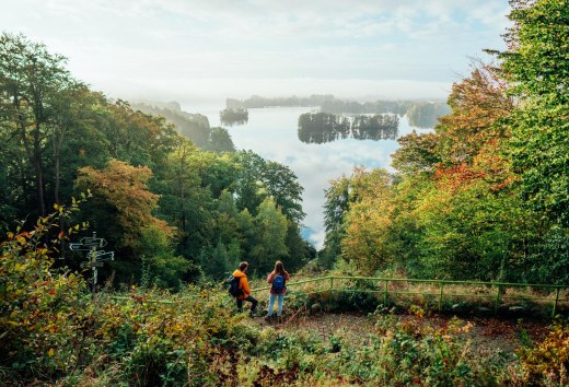 Wandern durch die Feldberger Seenlandschaft auf dem Naturparkweg mit Blick auf die Landschaft und Seen.