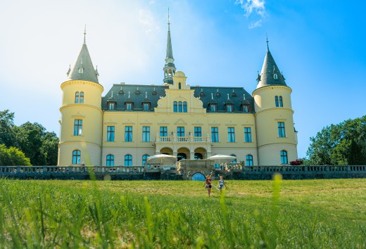 Das Schlosshotel im Herzen der Insel Rügen mit 65 individuellen Zimmern, Restaurant mit Terrasse, Bar und Wellness-Bereich mit Sauna sowie Innenpool. Erleben Sie einzigartige Architektur kombiniert mit exquisiter Küche und herausragendem Service., © TMV/Tiemann