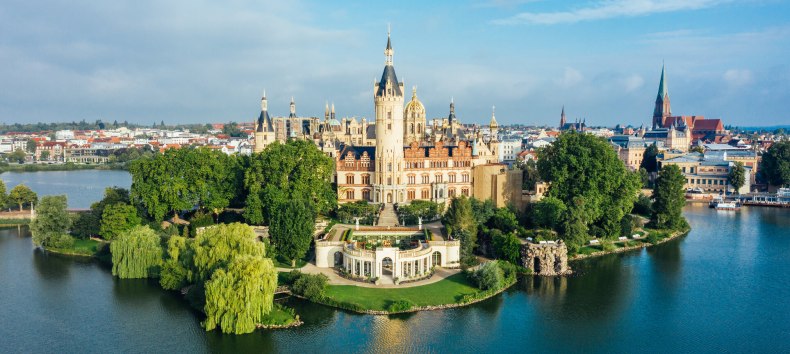 Schloss Schwerin - seine Pracht strahlt noch über die grünen Weiten seiner sehenswerten Parkanlagen hinaus