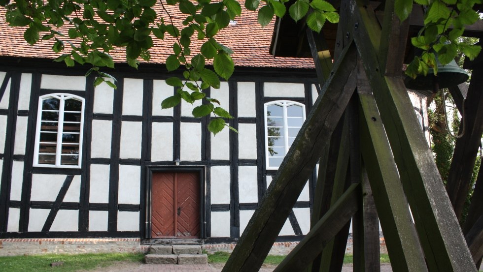 Glockenstuhl an der Kirche in Priepert, © Mecklenburgische Kleinseenplatte Touristik GmbH