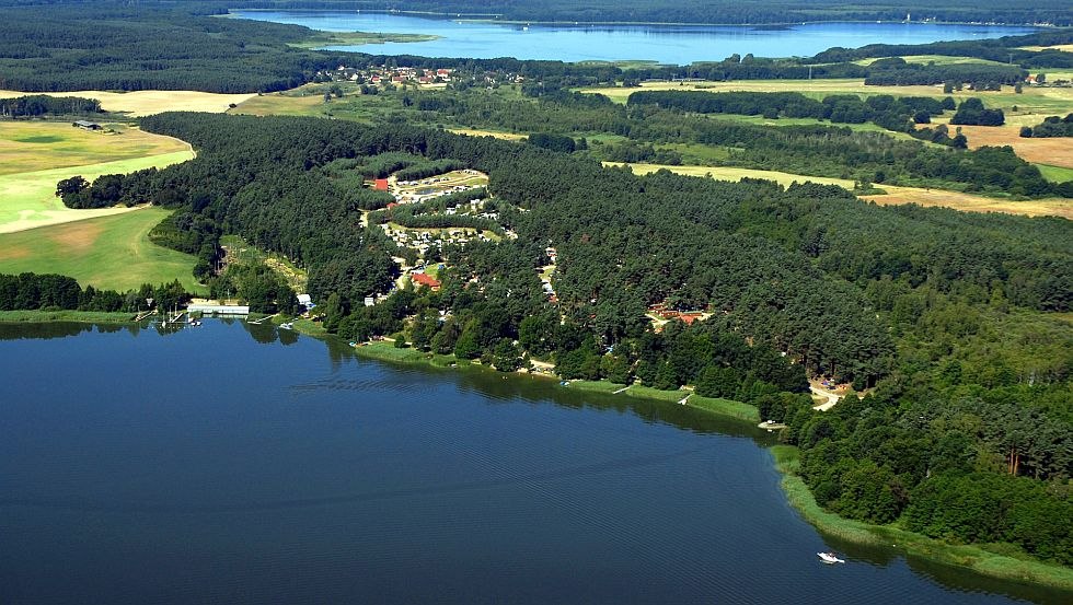 Der Camping- und Ferienpark liegt im Wald direkt am Woblitzsee, © Haveltourist GmbH & Co. KG