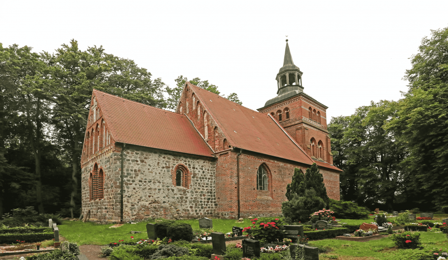 Seitenansicht der Kirche und Friedhof, © TMV/Gohlke