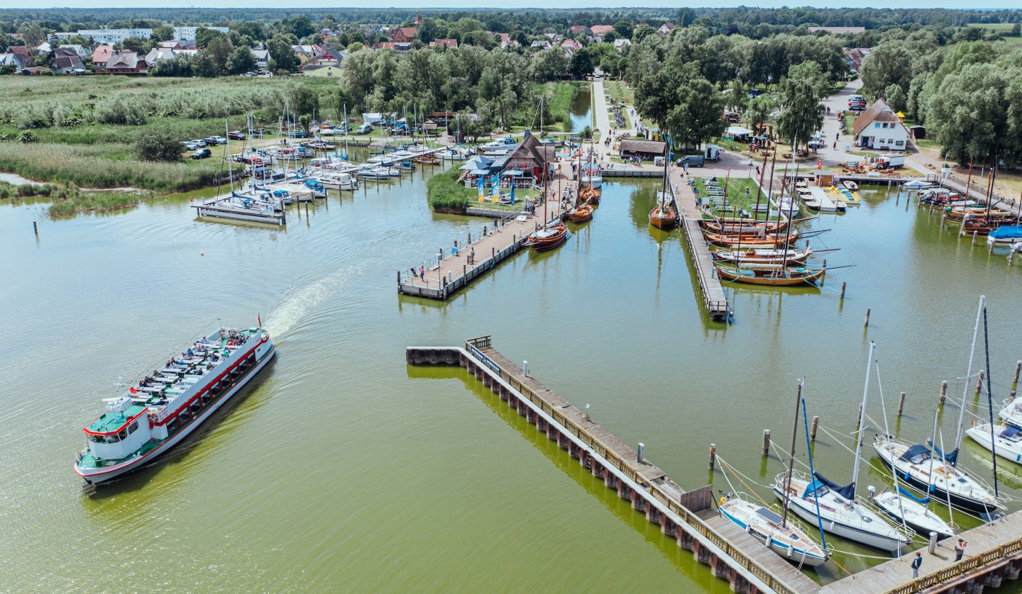 Blick auf den Hafen Dierhagen aus der Luft, © TMV/Gänsicke