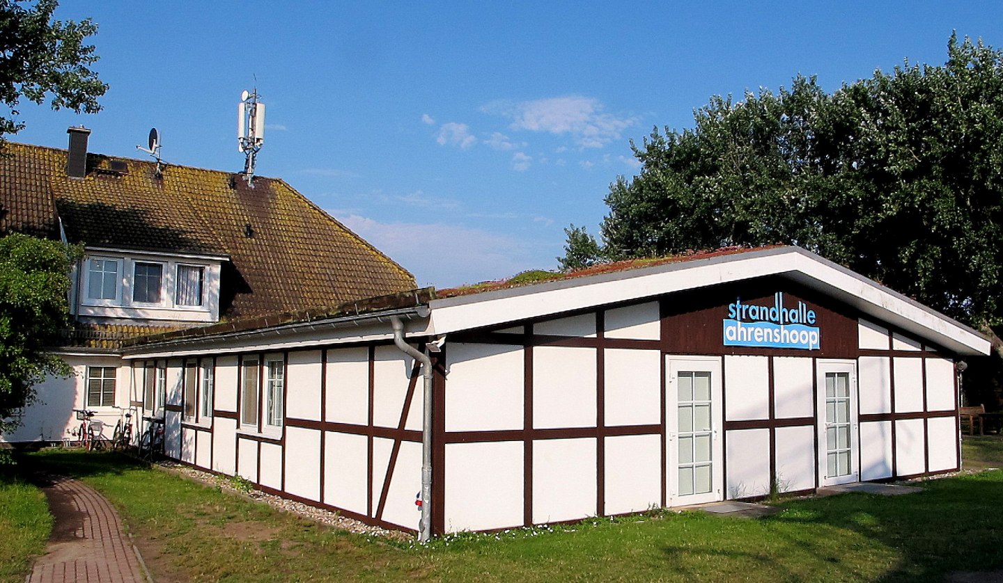 Strandhalle mit Gästehaus in Ahrenshoop, © Kurverwaltung Ahrenshoop · Foto Andrea Krüger