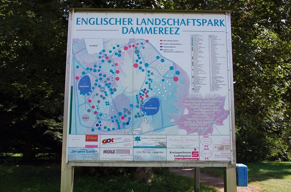 Eine Schautafel am Eingang informiert über die im Park befindlichen Bäume., © Gabriele Skorupski