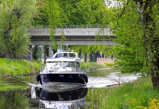 Mit dem Hausboot auf der Elde-Müritz-Wasserstraße kann man Natur aus der Nähe bewundern, © Ralf Ottmann