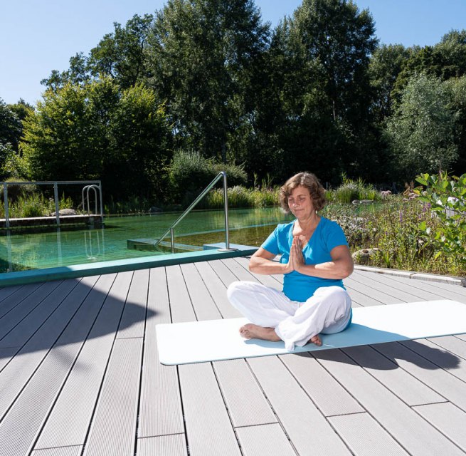 Yogalehrerin im WALD SPA des BEECH Resort Plauer See, © BEECH Resort Plauer See