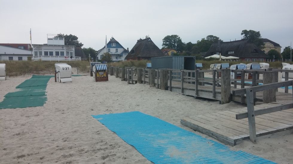 Ausgelegte Matten ermöglichen barrierefreien Strandgenuss, © TSK