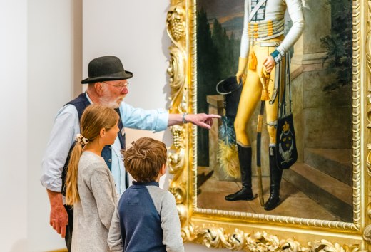 Die Kinder lernen: Fürst Wilhelm Malte I. trägt schwedisches Gelb., © TMV/Tiemann
