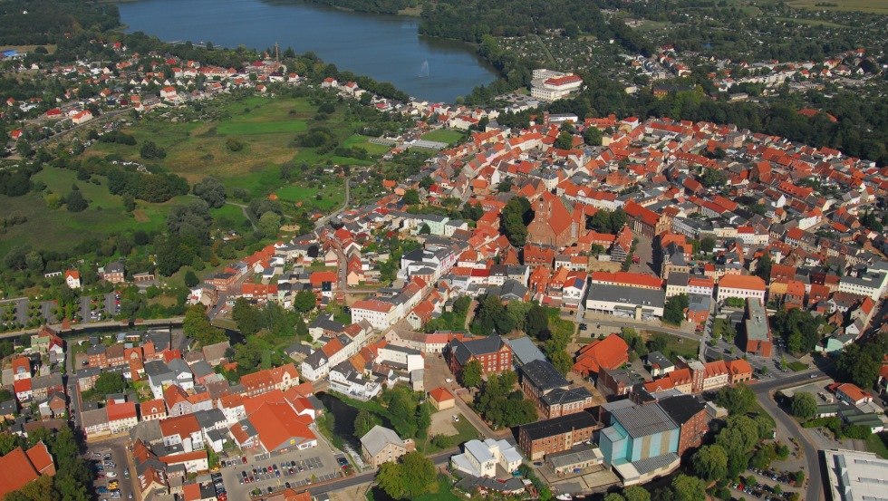 Luftbild von der historische Altstadt mit Wockersee, © Stadt Parchim