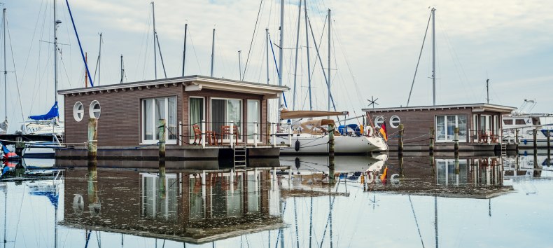 Die im Stil von Hausbooten konstruierten Suiten sind fest verankert., © TMV/Tiemann