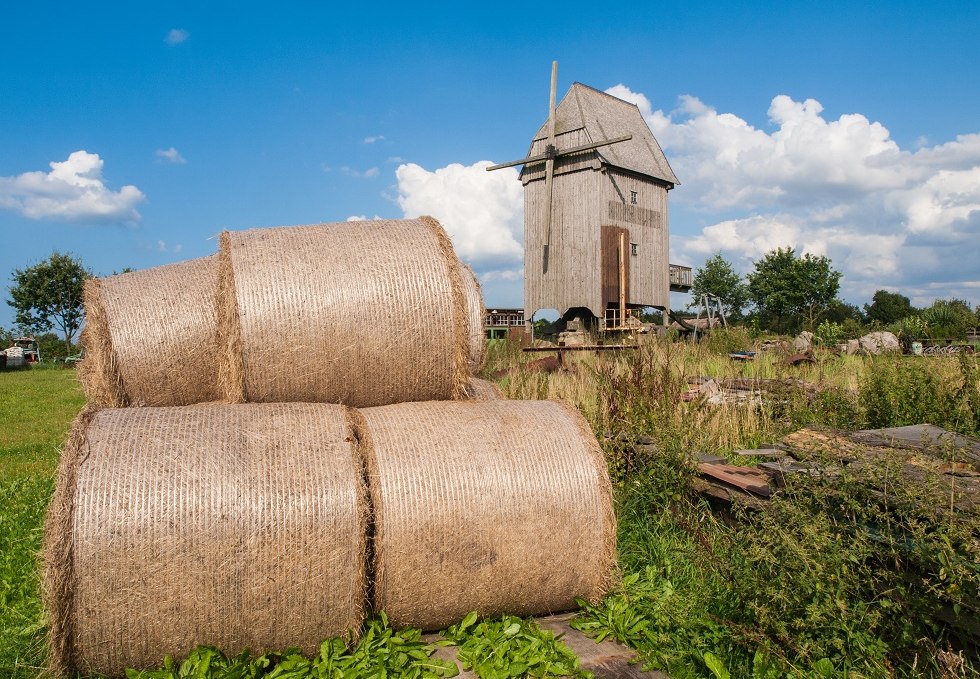 Windmühle mit Strohrollen im Vordergrund., © Frank Burger