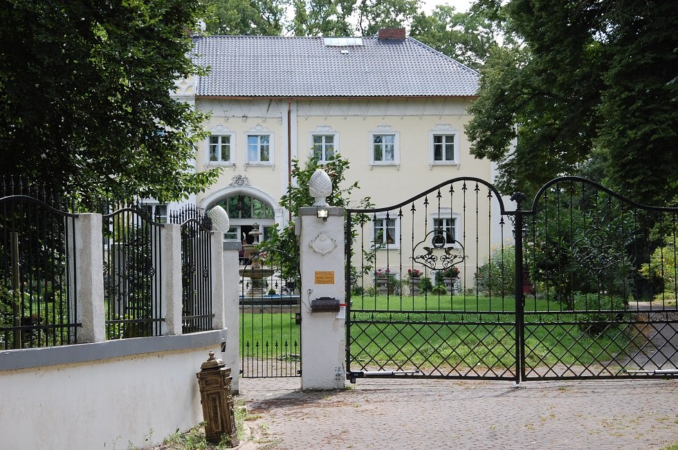 Das Schloss liegt am Rande des Dorfes in einem herrlichen Park., © Gabriele Skorupski