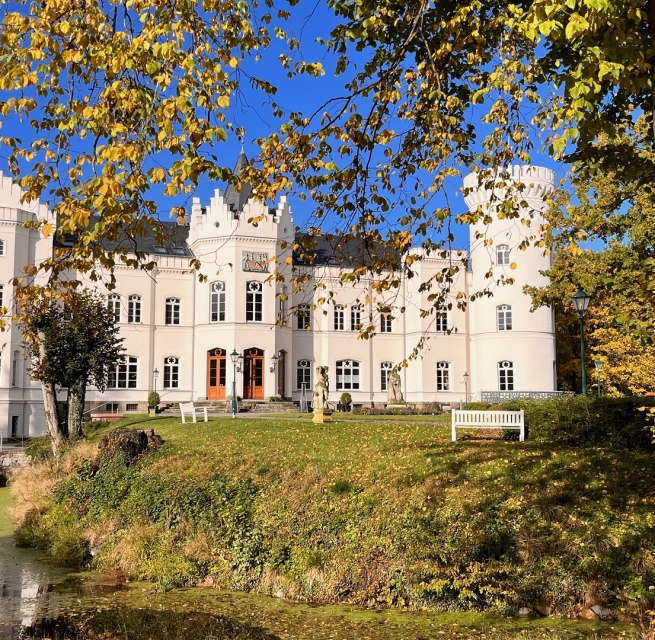 Schloss Schlemmin Frontansicht Herbst, © Schloss Schlemmin