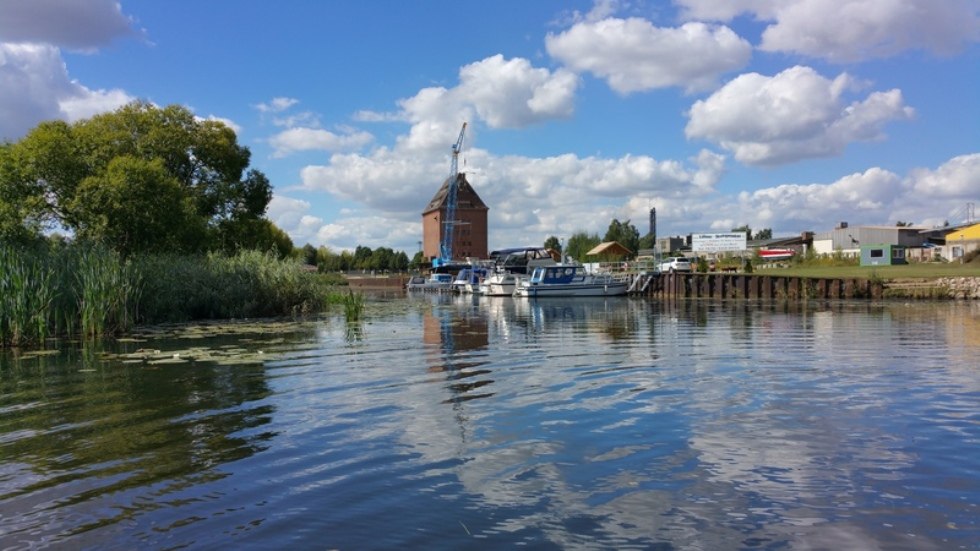 Blick auf die Marina und dem Speicher, © Lübzer Bootspension