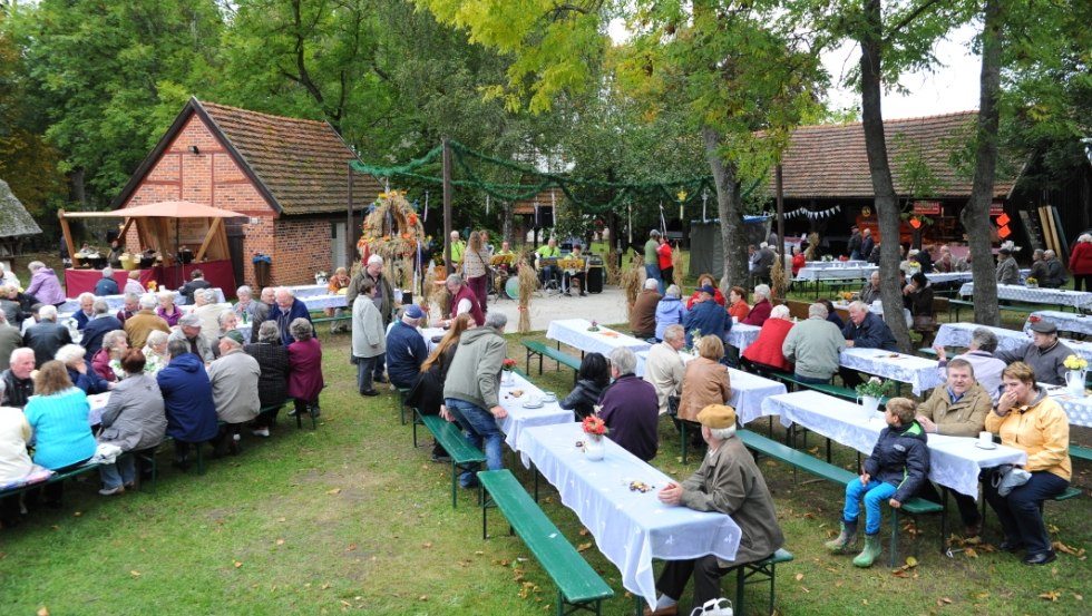 Musik und Tanz auf dem Schlachte- und Kartoffelfest, dem großen Eröffnungsfest der 2. Tüffelwochen, © TMV / Foto@Andreas-Duerst.de