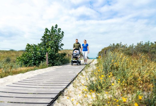 Auch Familien mit kleinen Kindern profitieren von befestigten Strandzugängen., © TMV/Tiemann