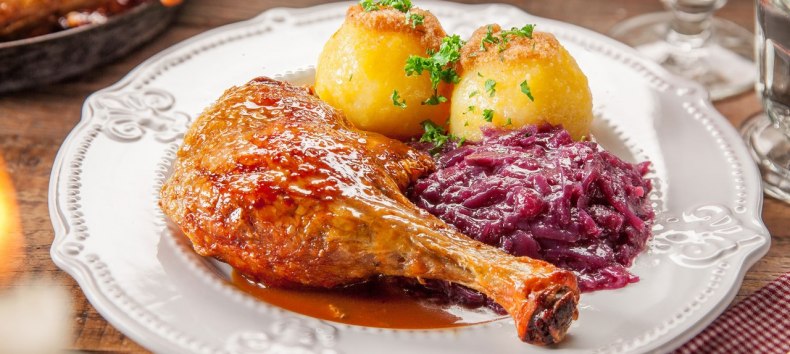 Leckere Enten-Keule mit brauner Soße, Klößen und Rotkohl, © Karls Markt OHG