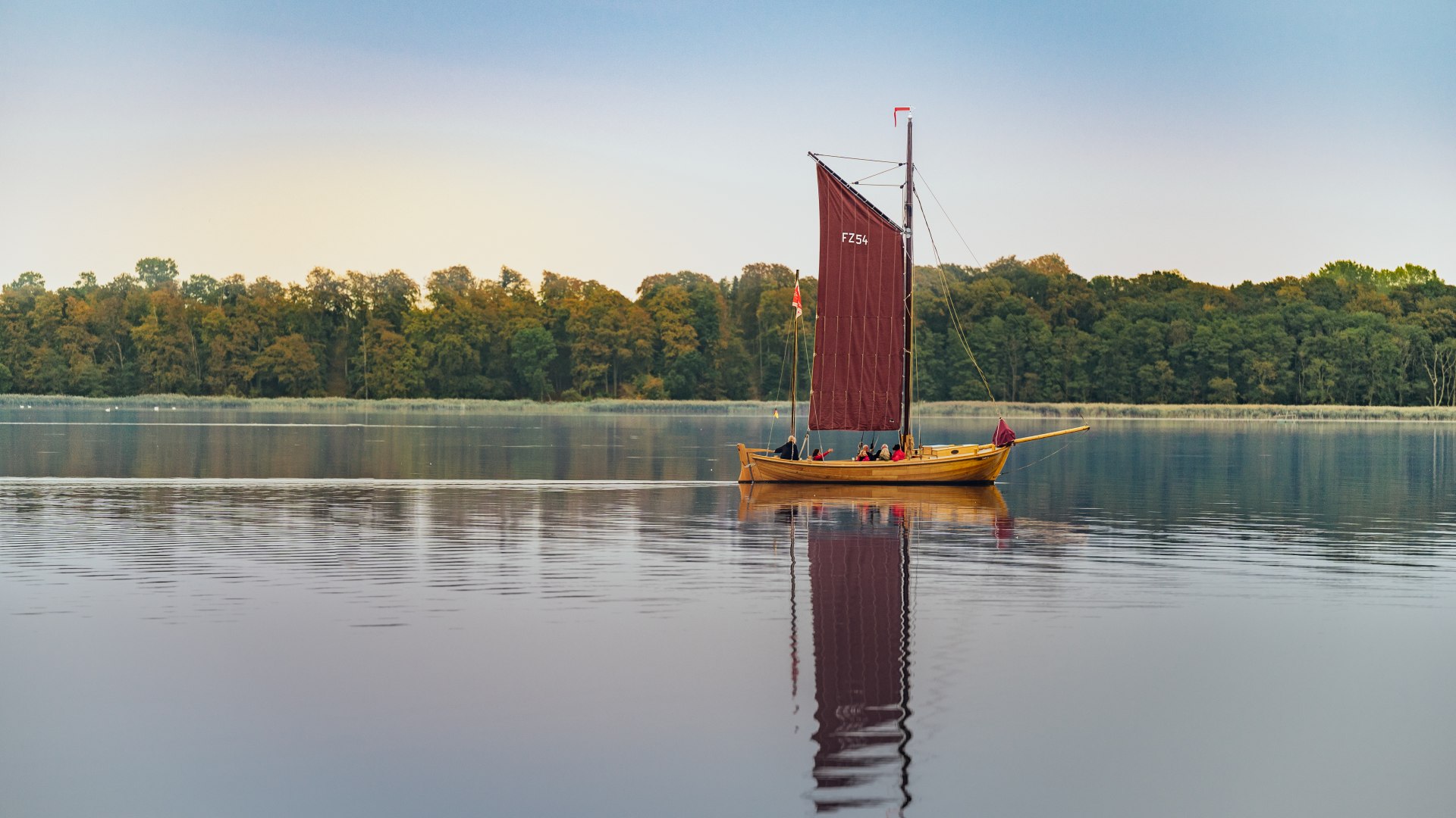 mit dem Zeesboot raus in den Sonnenuntergang., © TMV/Tiemann