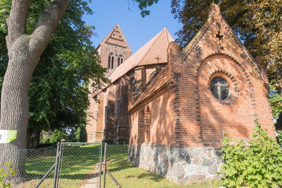 Die Kirche ist ein aufwendig gestalteter Backsteinbau., © Frank Burger