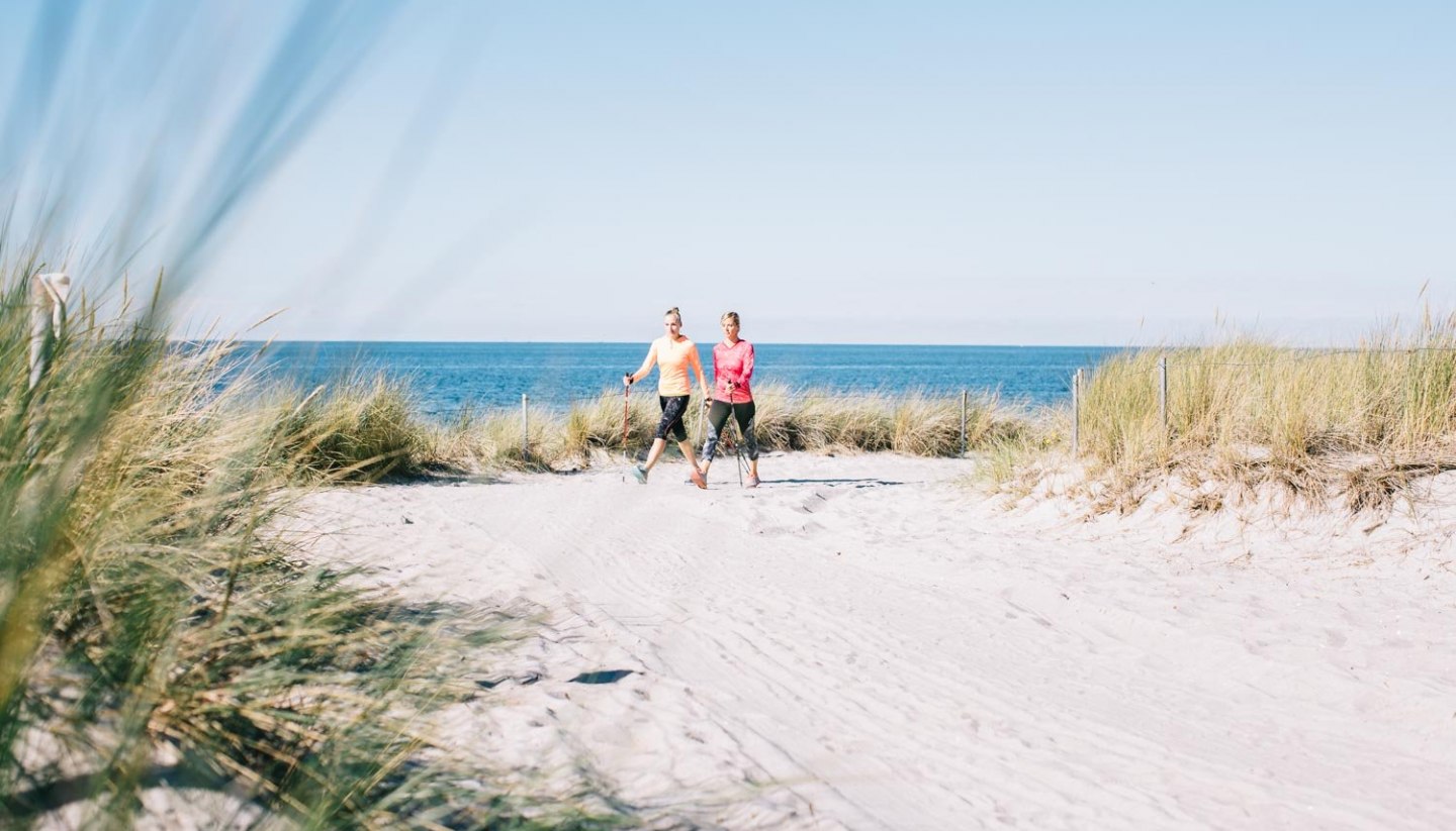 Nordic Walking am Strand in Warnemünde