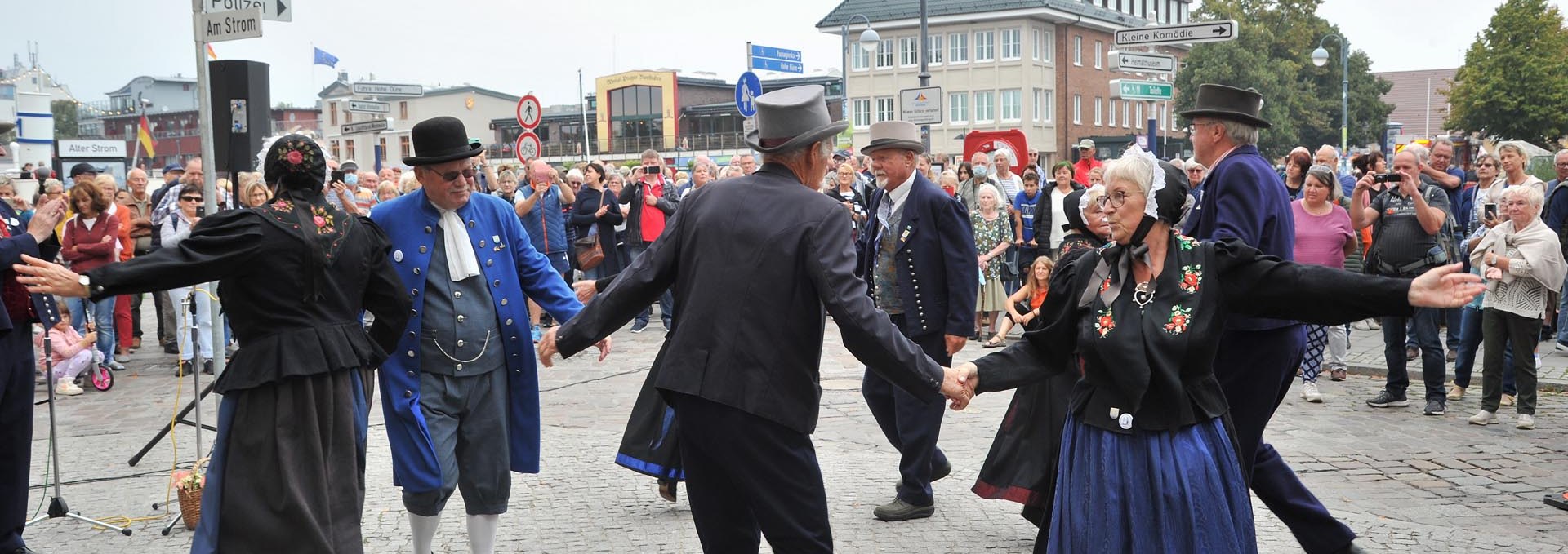 Historische Trachten und Tänze präsentiert vom Warnemünde Verein, © Joachim Kloock