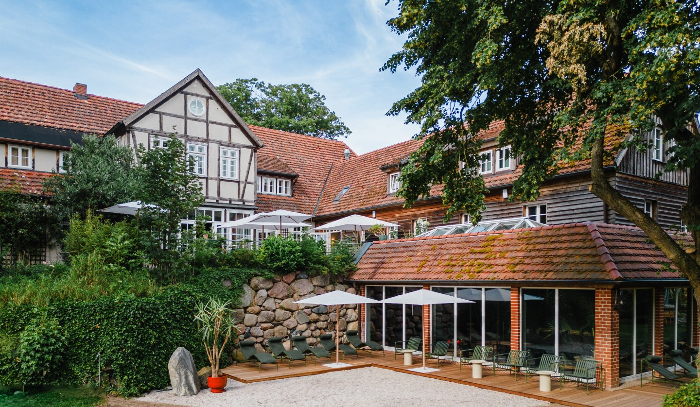 Außenansicht Terrasse und Pool, © St. Oberholz / Nils Hasenau