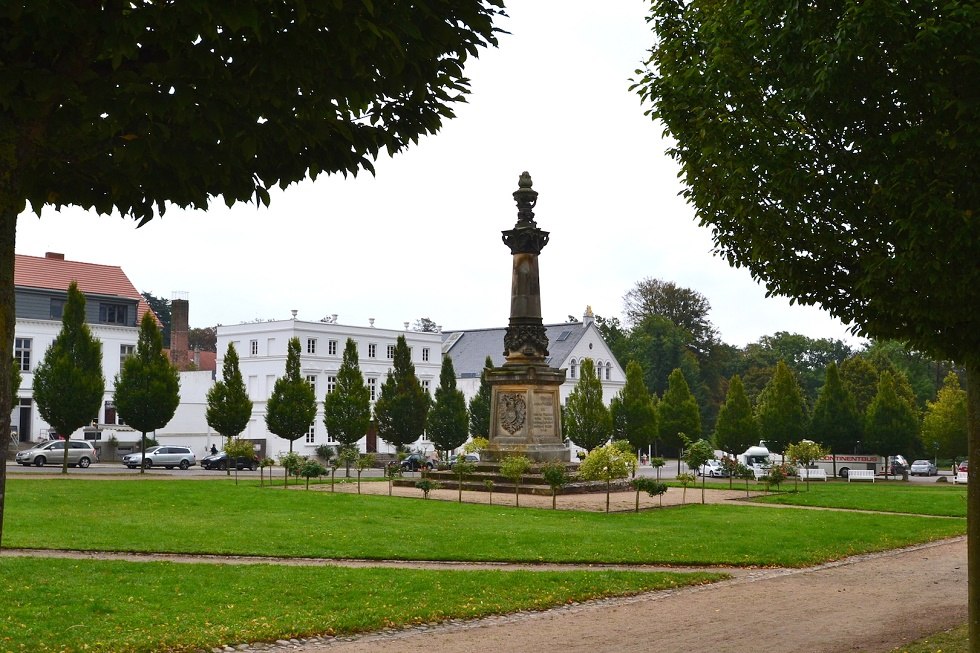 Putbusser Markt mit Blick zum Theater, © Tourismuszentrale Rügen