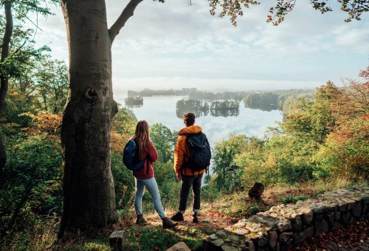 Ein Pärchen schaut vom Reiherberg in Feldberg von oben auf den Feldberger Haussee