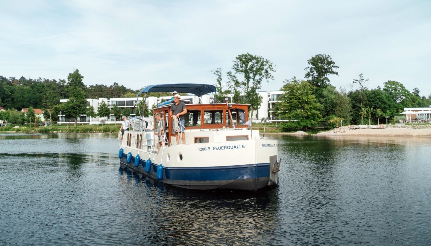 Mit dem Hausboot im Yachthafen von Maremüritz anlegen